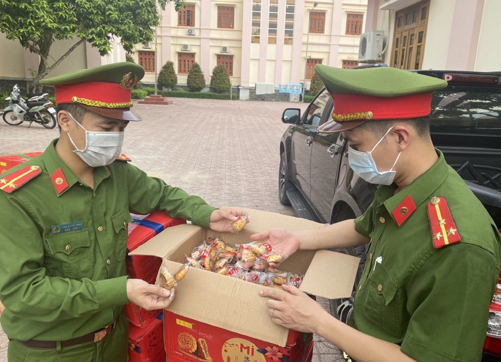 Công an huyện Nghĩa Đàn kiểm tra số bánh trung thu không rõ nguồn gốc, xuất xứ