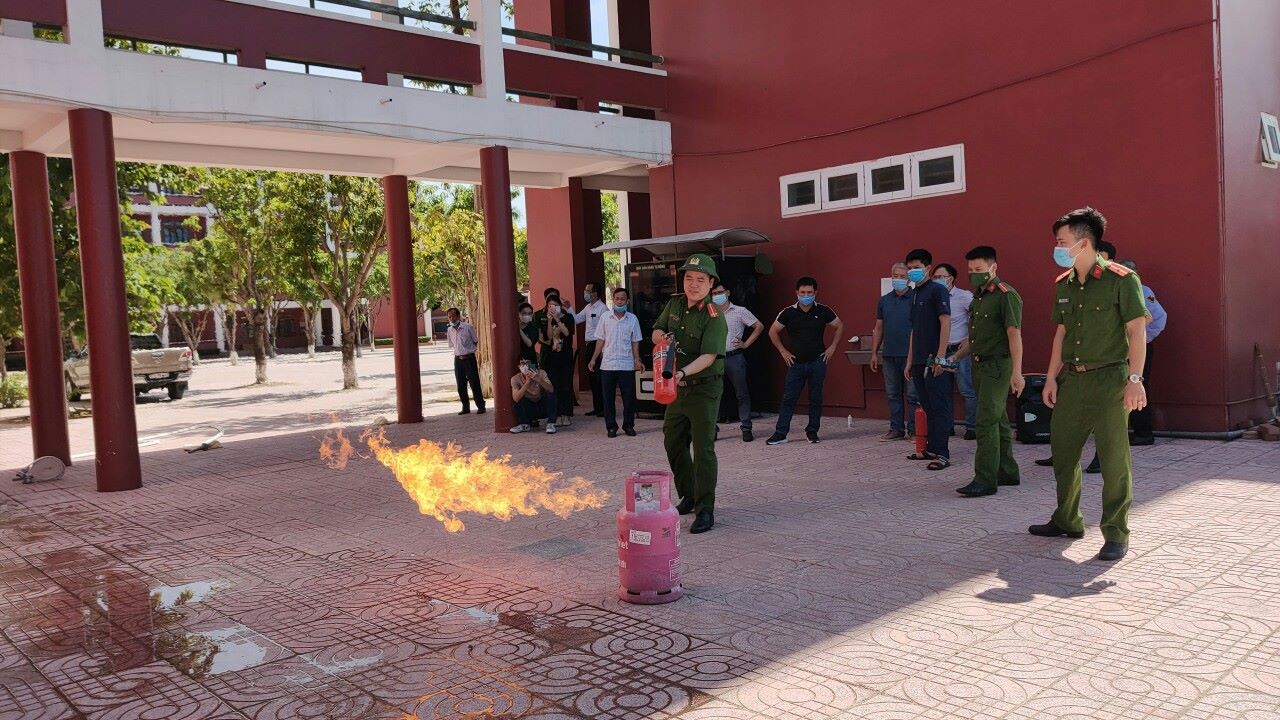 Hướng dẫn xử lí tình huống cháy nổ tại Trường THPT Huỳnh Thúc Kháng