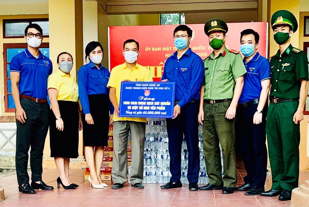 Tặng quà Nhân dân huyện Quế Phong phòng chống dịch Covid-19