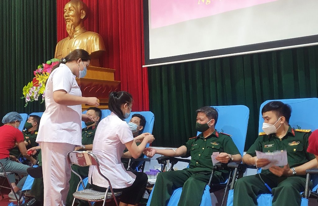 Lãnh đạo Phòng Cảnh sát cơ động và Bệnh viện Quân y 4 tham gia hiến máu