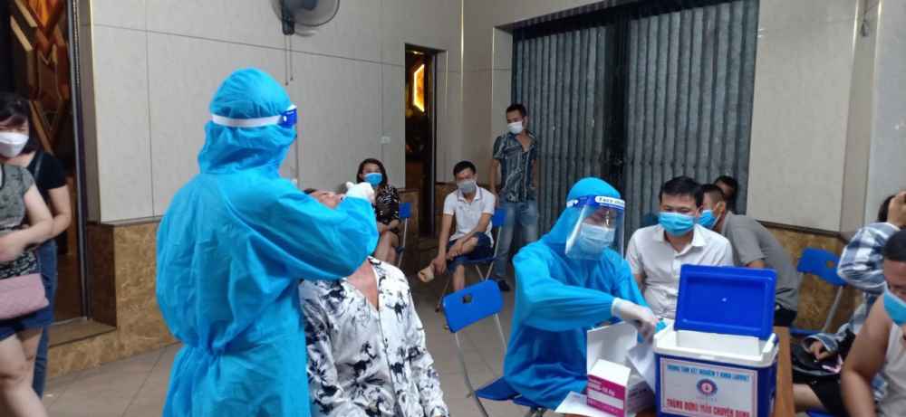 Lực lượng chức năng xét nghiệm nhanh Covid-19 đối với nhóm người liên quan.