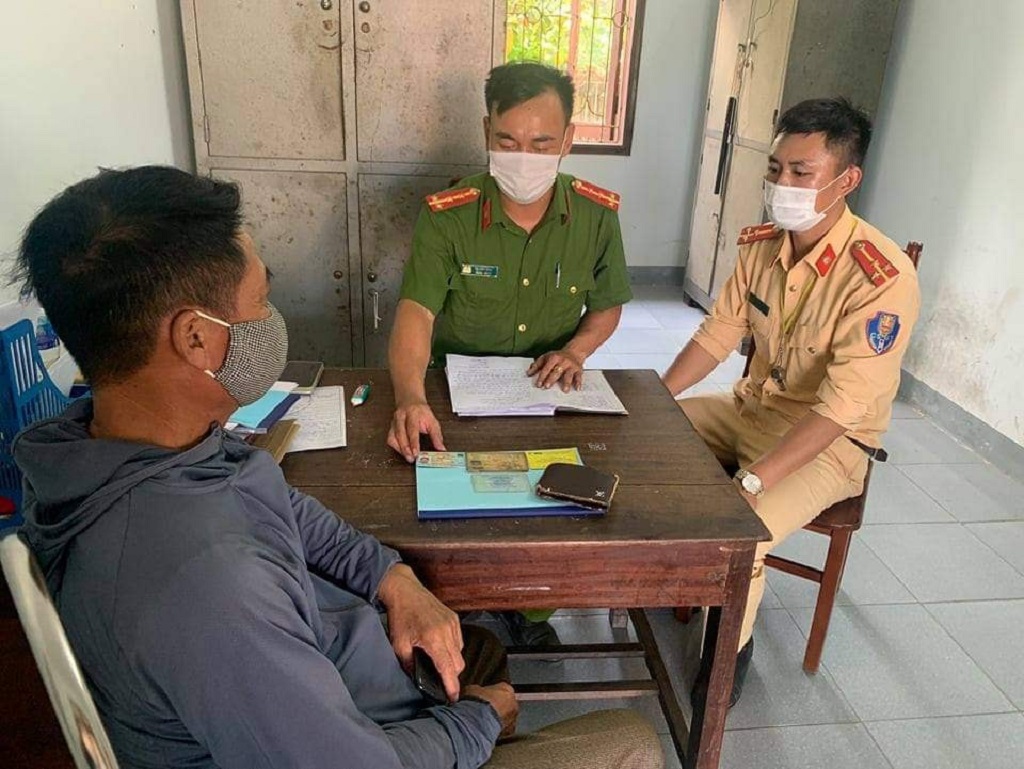 Công an thị xã Cửa Lò trao trả tài sản cho người đánh rơi