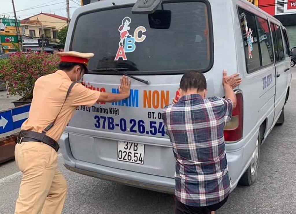 Đội Cảnh sát giao thông - trật tự Công an thành phố Vinh hỗ trợ tài xế kịp thời đưa trẻ đến trường