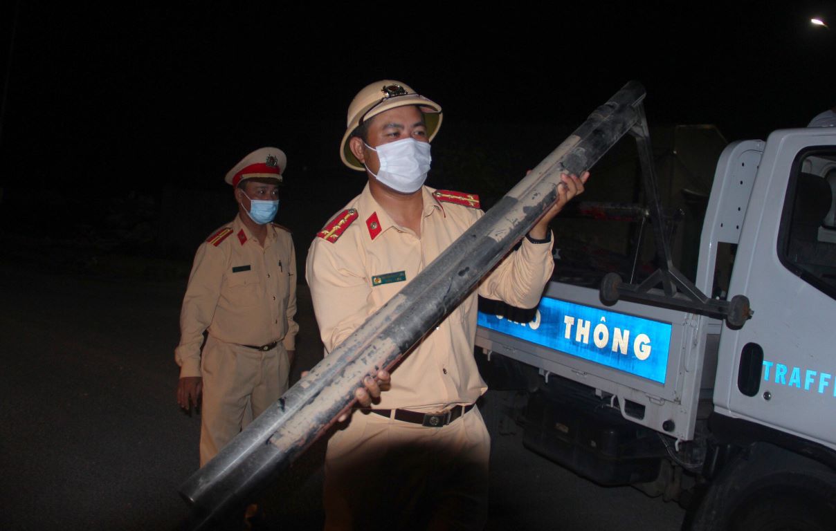 Cán bộ Công an Nghệ An triển khai thiết bị thiết lập chốt kiểm soát ở 14 cửa ngõ thành phố Vinh