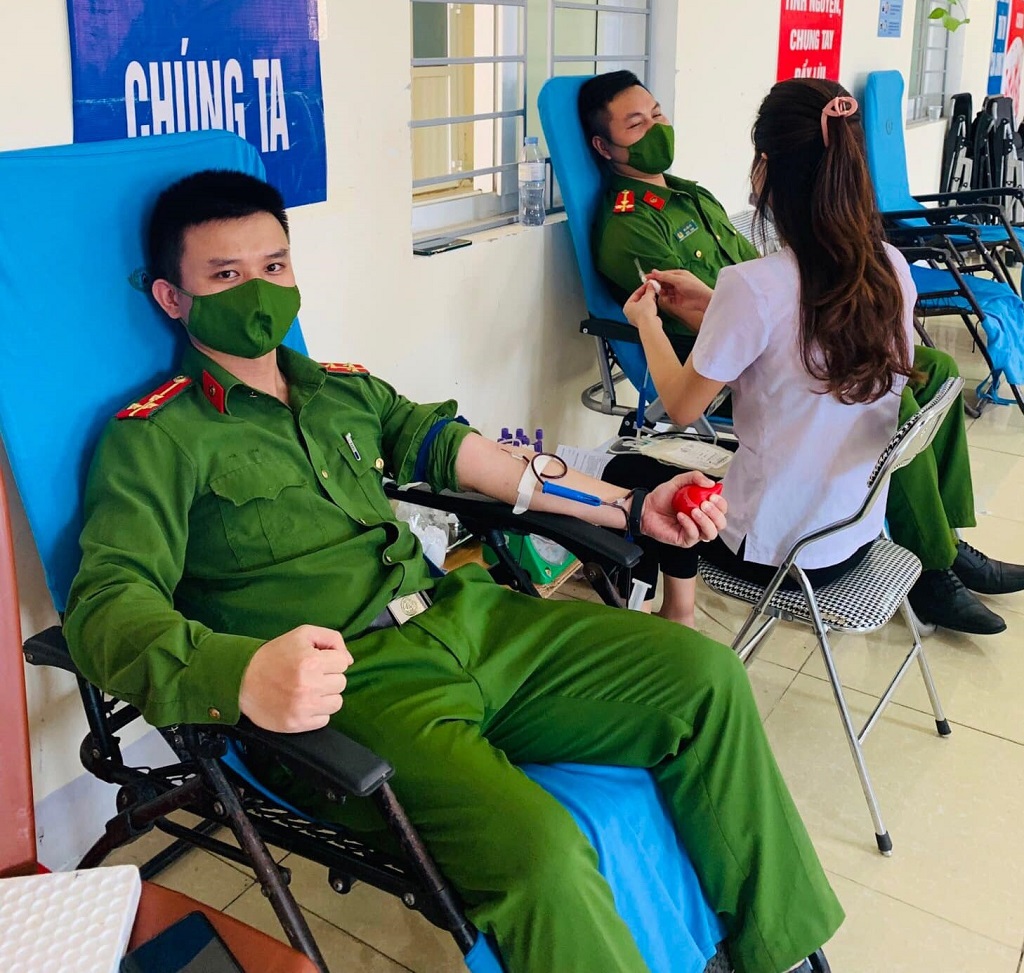Các thành viên Câu lạc bộ “Ngân hàng máu sống” hiến máu phục vụ tách lấy tiểu cầu, truyền cho sản phụ