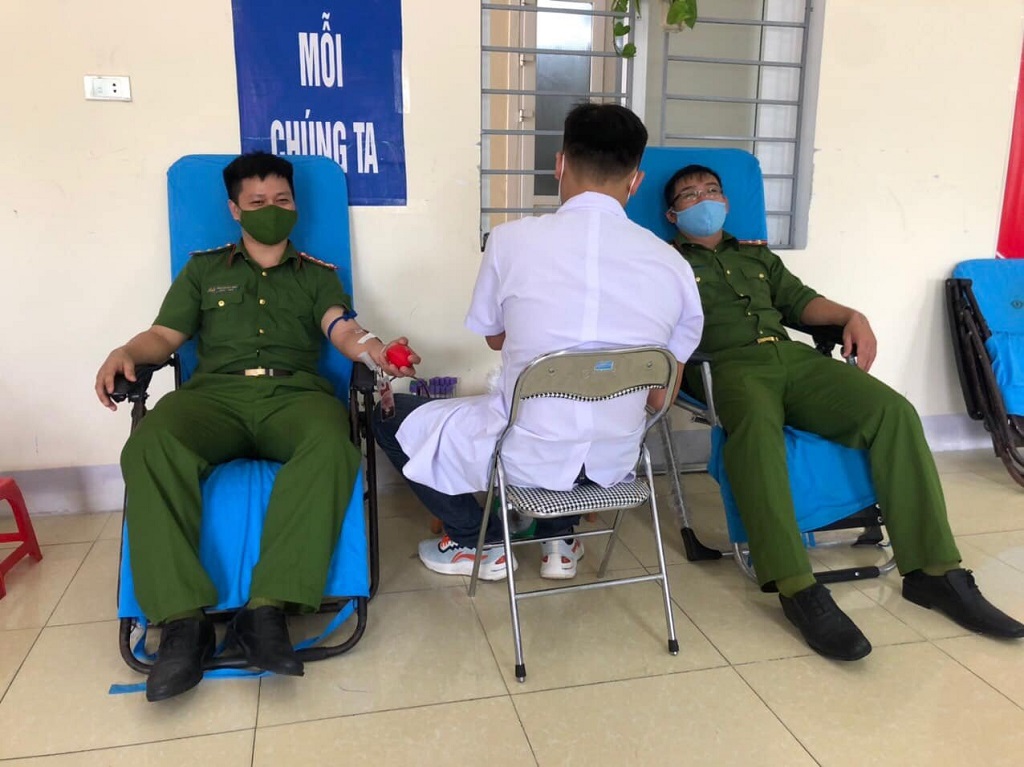 Cán bộ chiến sỹ Phòng Cảnh sát môi trường kịp thời hiến máu, cứu giúp 02 bệnh nhân qua cơn nguy kịch