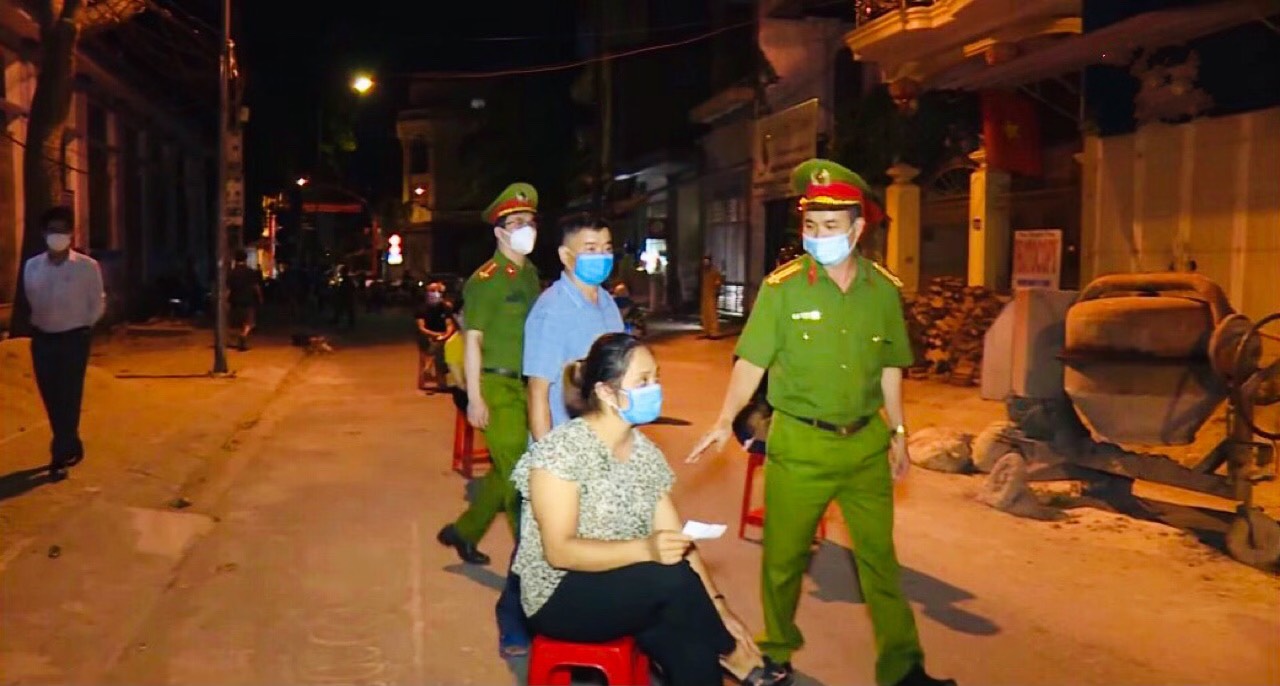 “Tổ Covid cộng đồng” phường Cửa Nam, thành phố Vinh tổ chức truy vết các trường hợp liên quan đến ca nhiễm