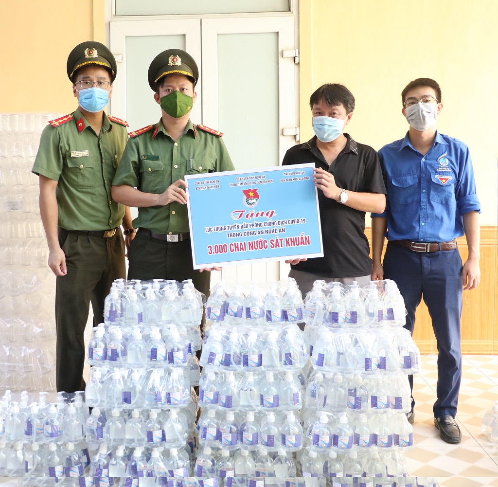 Trung tâm Ứng dụng tiến bộ khoa học và công nghệ trao tặng 3.000 chai sát khuẩn phục vụ công tác phòng, chống dịch Covid-19 trong Công an Nghệ An