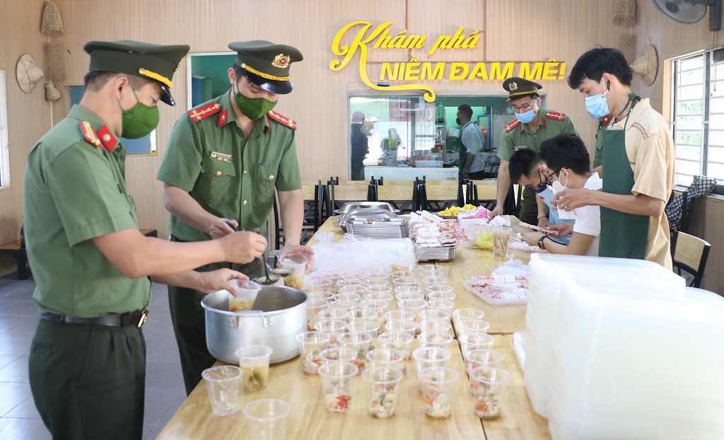 Đoàn Thanh niên Công an tỉnh và Tập đoàn Tecco chi nhánh Nghệ An đóng gói các suất cơm cho cán bộ, chiến sỹ tuyến đầu chống dịch