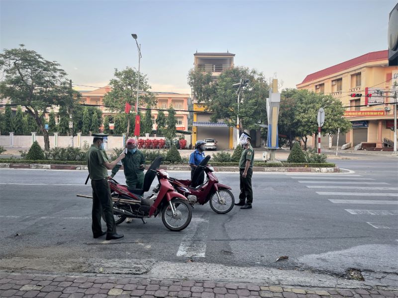 Cán bộ chiến sĩ kiểm tra các trường hợp ra đường tại một điểm chốt vào sáng 23/8/2021