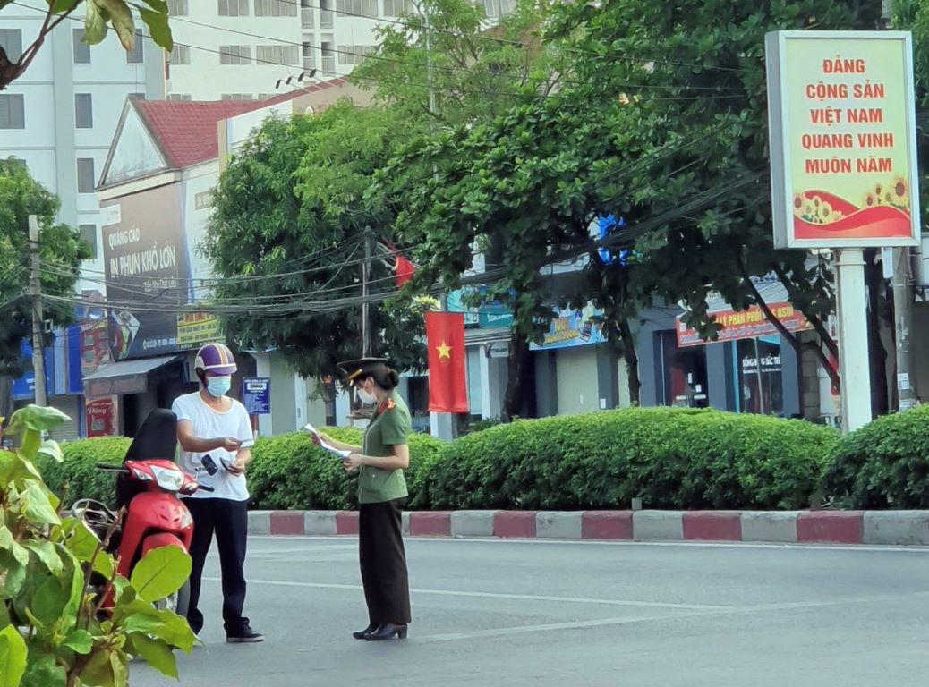 Nữ cán bộ Công an Nghệ An thực hiện nhiệm vụ tại một điểm chốt vào sáng 23/9/2021