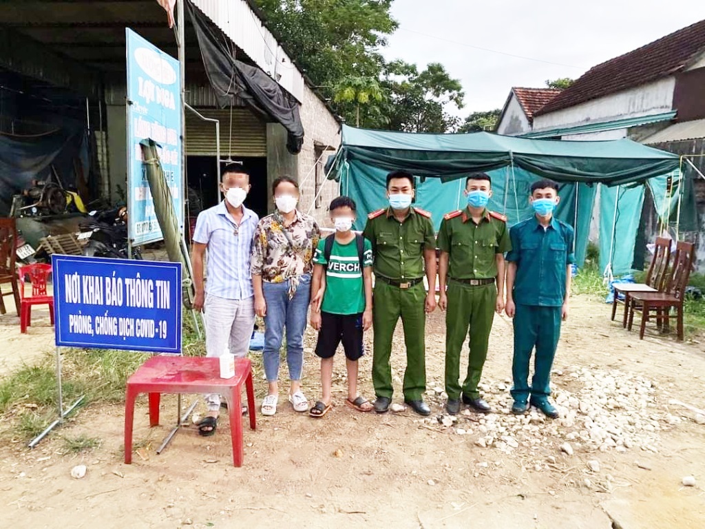 Tổ kiểm soát phòng, chống dịch số 3 (xã Nghĩa Hiếu, huyện Nghĩa Đàn) bàn giao cháu bé đi lạc cho gia đình