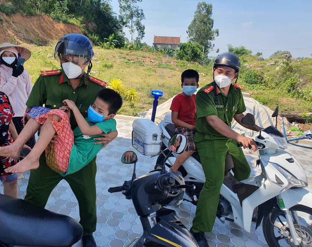 Công an phường Quỳnh Xuân, thị xã Hoàng Mai đưa hai cháu bé bị ong đốt đến trạm y tế để sơ cấp cứu