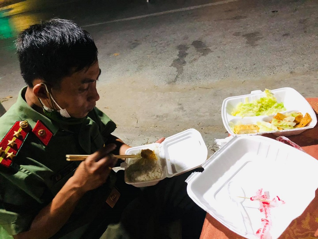 Đồng chí đại úy Lê Văn Thọ - Công an Nghệ An ăn nhanh bữa cơm tối để vào ca