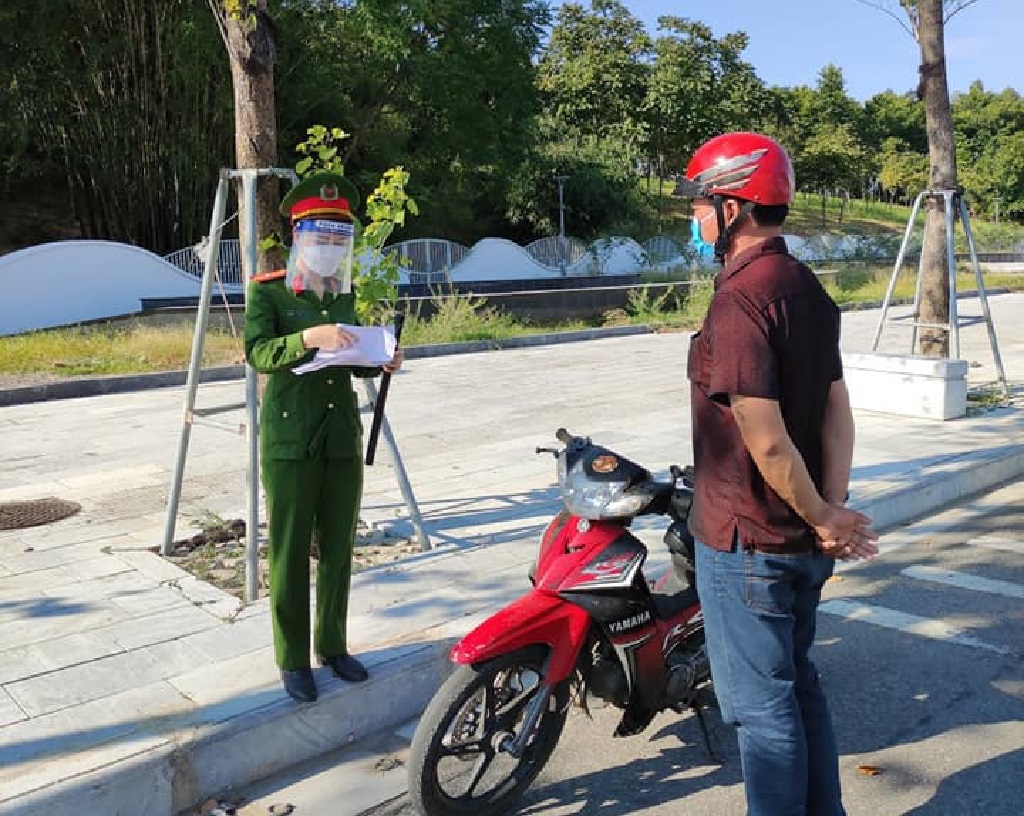 Nữ cảnh sát thực hiện nhiệm vụ tại đường Hồ Tùng Mậu