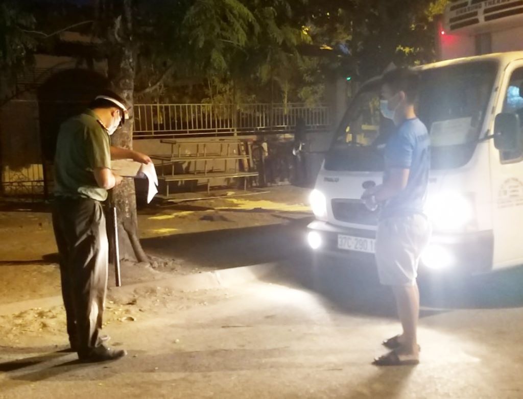 Kiểm tra xe tải chở hàng giữa đêm khuya