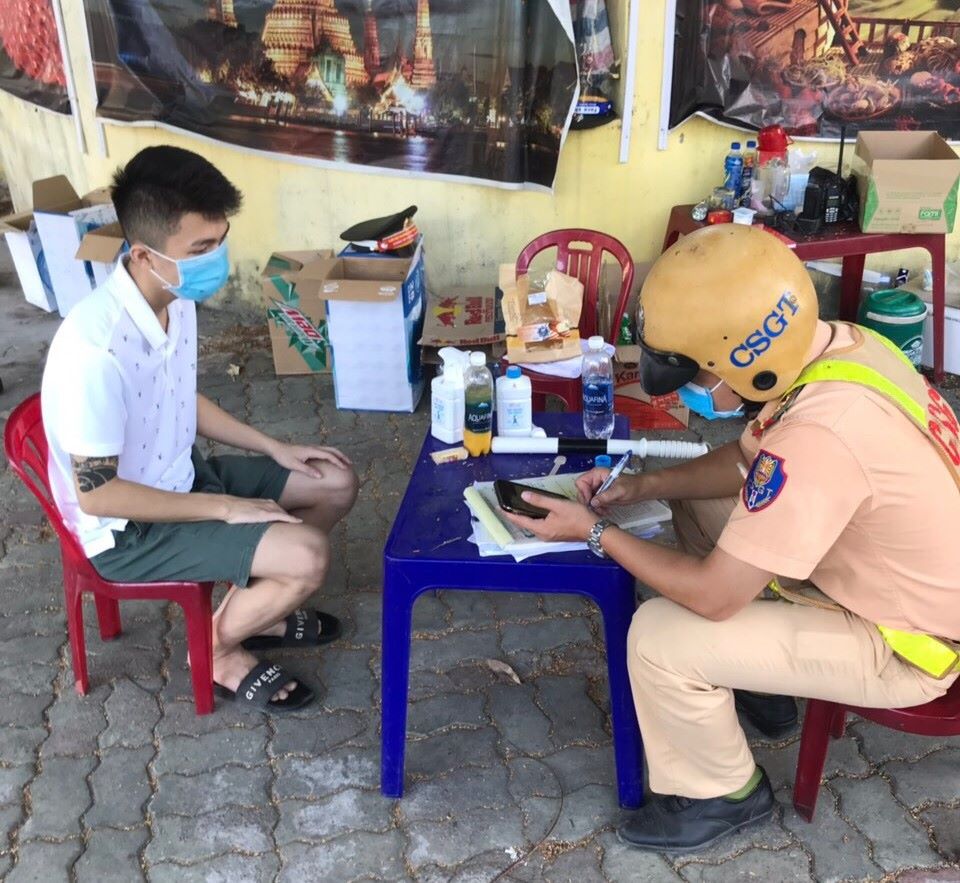 Tổ tuần tra lưu động xử lí một thanh niên vi phạm chỉ thị 16