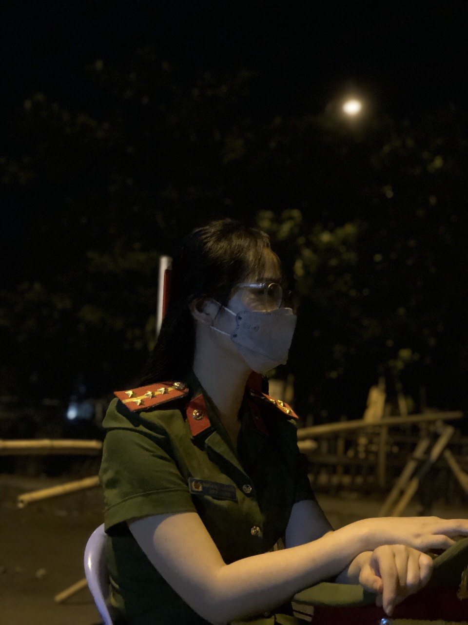 Phút nghỉ ngơi của nữ cán bộ Công an thành phố Vinh tại một điểm chốt