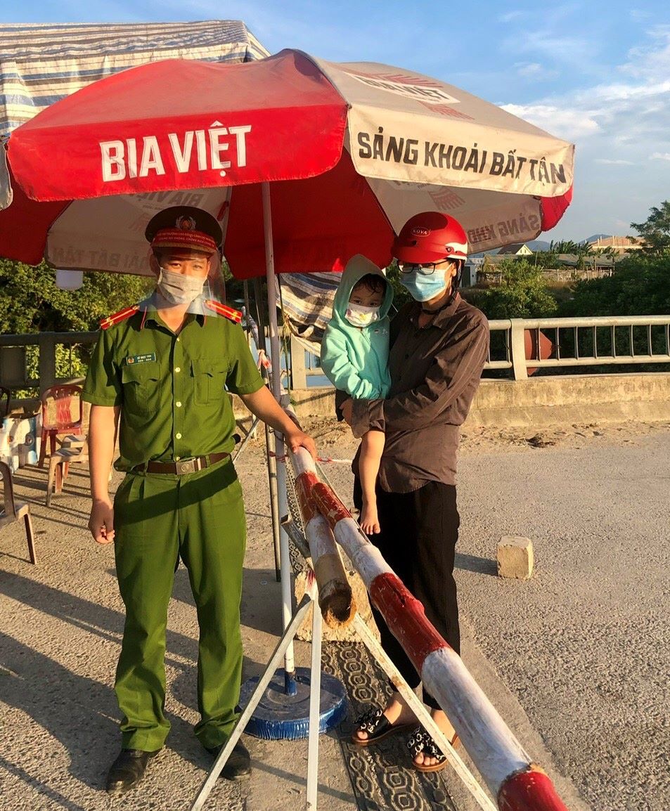 Tổ công tác tại phường Trung Đô kịp thời đưa cháu bé bị dây chun bịt đường thở đi cấp cứu