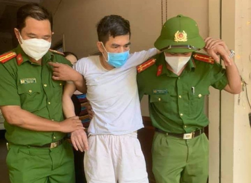 Cán bộ Công an phường Trung Đô đến tận nhà đưa ông  Đặng Đức Ngân đi cấp cứu tại bệnh viện