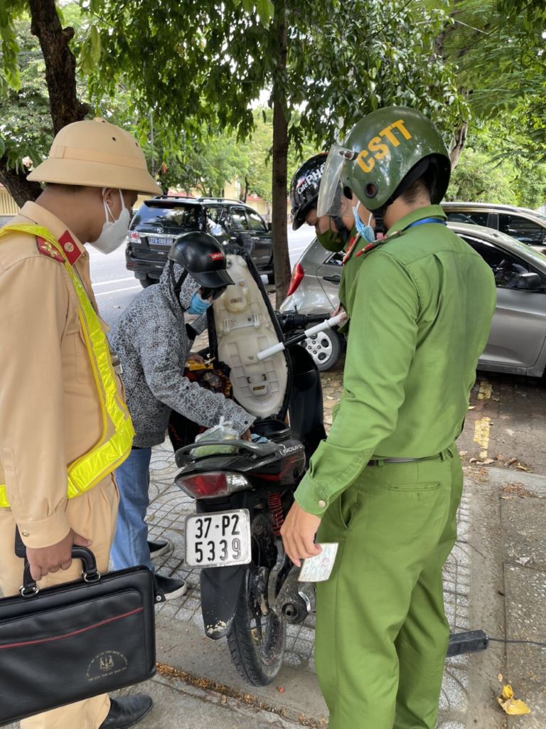 Tổ công tác ở chốt đã báo cho Tổ tuần tra cơ động Công an thành phố Vinh đến để xử lí.
