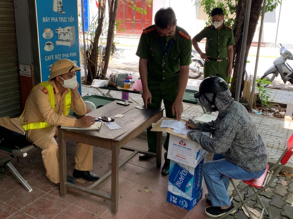P.M.Q kí vào các biên bản vi phạm