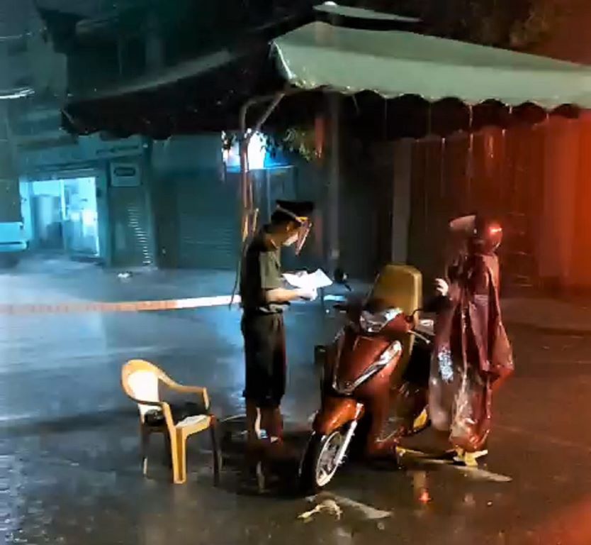 Dù mưa to gió lớn nhưng công tác kiểm tra qua chốt vẫn diễn ra cẩn thận, đúng quy định