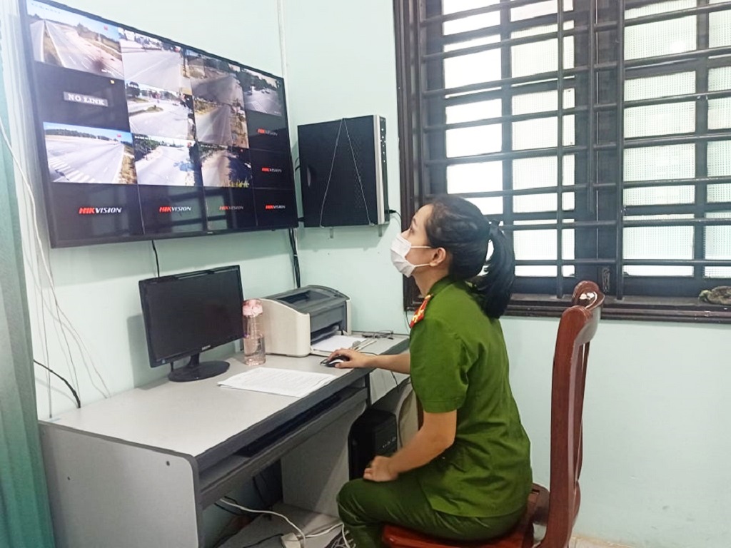 Cán bộ Công an thị xã Cửa Lò theo dõi hệ thống camera tại các tuyến đường 