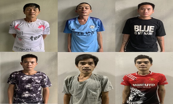 Các đối tượng Bành Đạt Minh, Lương Văn Tài, Phang Văn Hải, Lương Văn Khởi, Mặc Văn Vụ, Lô Thanh Dũng (trên xuống, từ trái qua phải) tại Cơ quan Công an