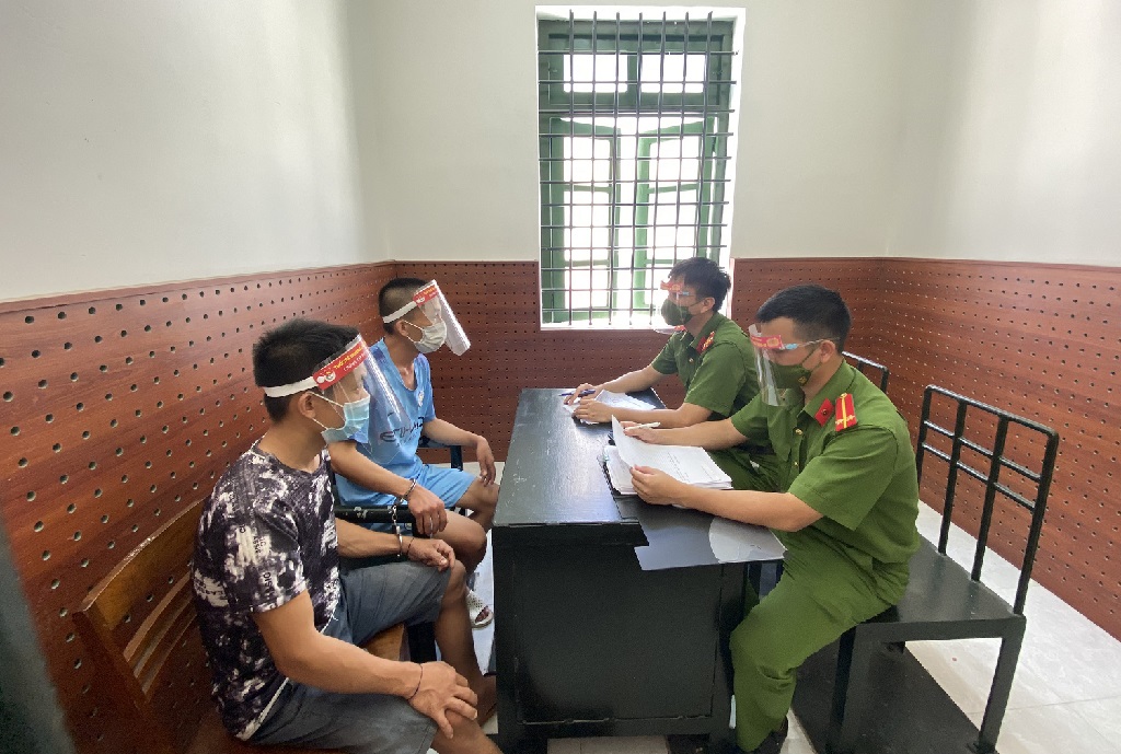 Cán bộ Công an Tương Dương lấy lời khai các đối tượng 