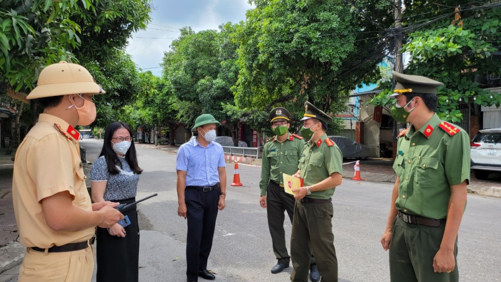 Đồng chí Phan Minh Tuấn, Phó chủ tịch HĐND thành phố Vinh thăm hỏi, tặng quà tại điểm chốt đường Phong Định Cảng giao Nguyễn Văn Trỗi