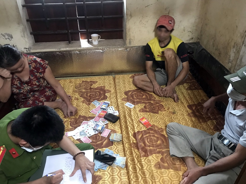 03 trường hợp sát phạt nhau trên chiếu bạc bị lực lượng chức năng phát hiện ngày 04/9/2021