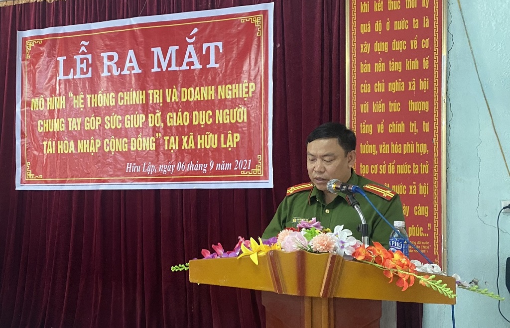 Lãnh đạo Công an huyện Kỳ Sơn phát biểu tại lễ ra mắt