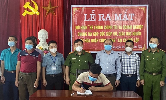 Đại diện các tổ chức, đoàn thể ký cam kết về triển khai mô hình