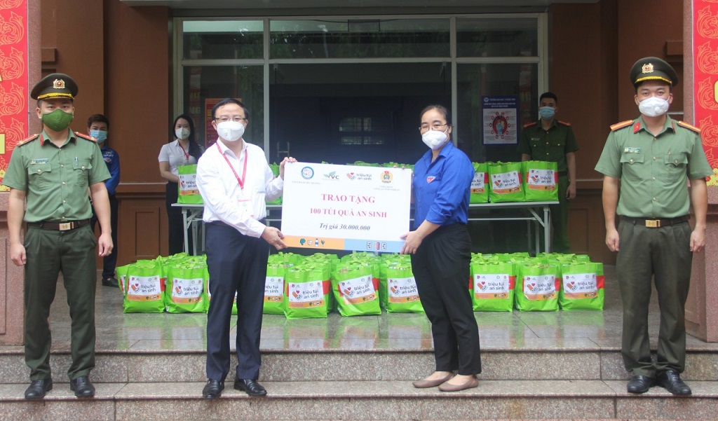 Đoàn trao quà cho lãnh đạo Trường Đại học Y khoa Vinh