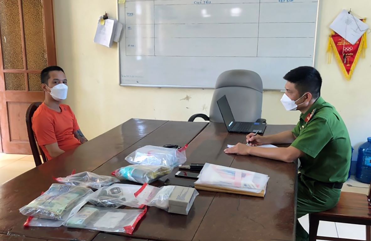 Cán bộ Công an Hưng Nguyên lấy lời khai đối tượng Lê Dũng Thái