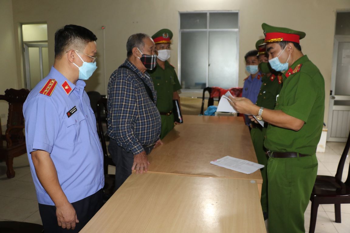Cơ quan chức năng tống đạt quyết định khởi tố bị can và thi hành lệnh bắt tạm giam đối với ông Nguyễn Đình Khang