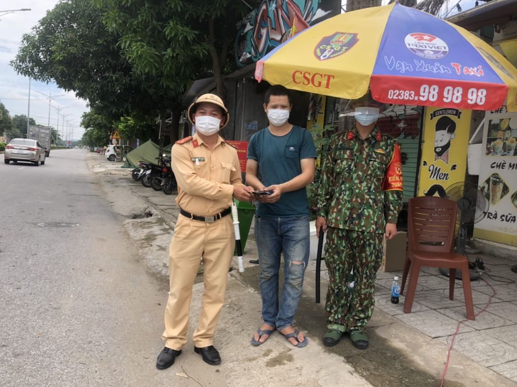 Cán bộ trực chốt tìm người đánh rơi ví để trả lại