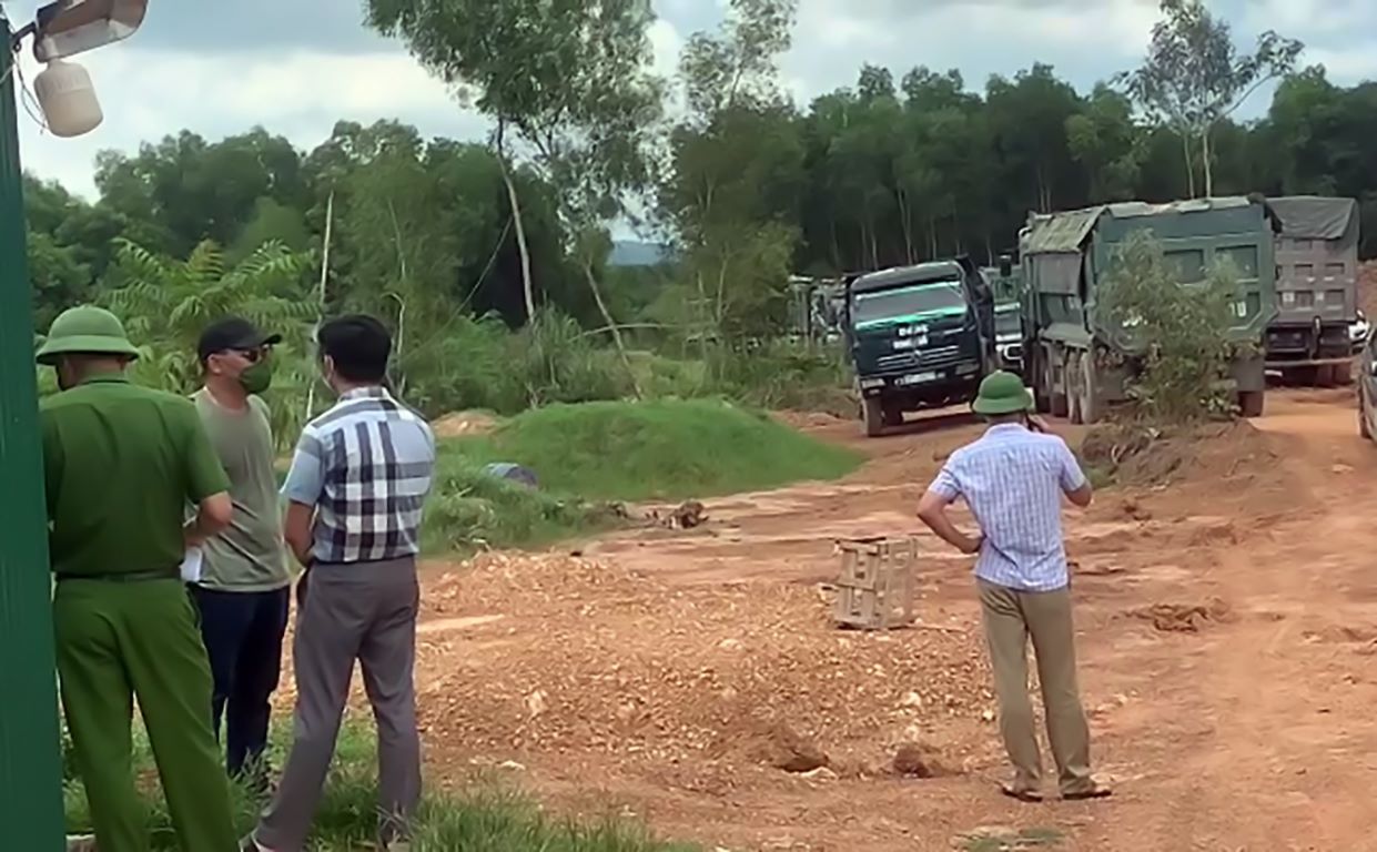 Lực lượng chức năng đã lập biên bản sự việc và tạm giữ, phương tiện liên quan gồm 04 máy xúc và 11 xe ô tô tải.