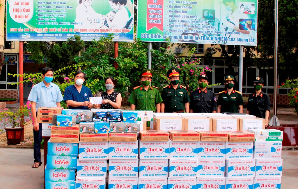 Nhà hảo tâm tặng quà bệnh viện dã chiến số 1 Nghệ An