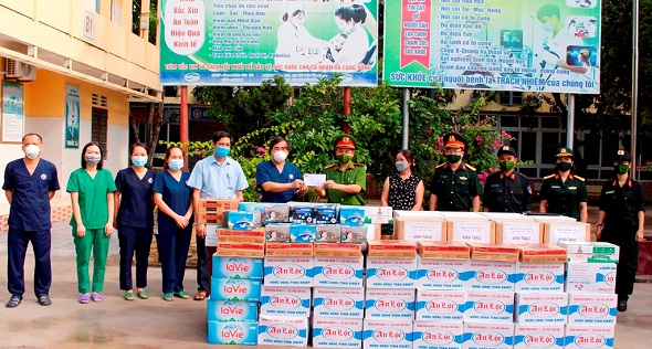 Thăm hỏi, tặng quà Bệnh viện dã chiến số 1 Nghệ An