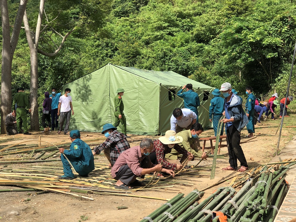 Công an xã Phà Đánh cùng các ban, ngành, đoàn thể và Nhân dân tiến hành dựng 02 lán trại dã chiến