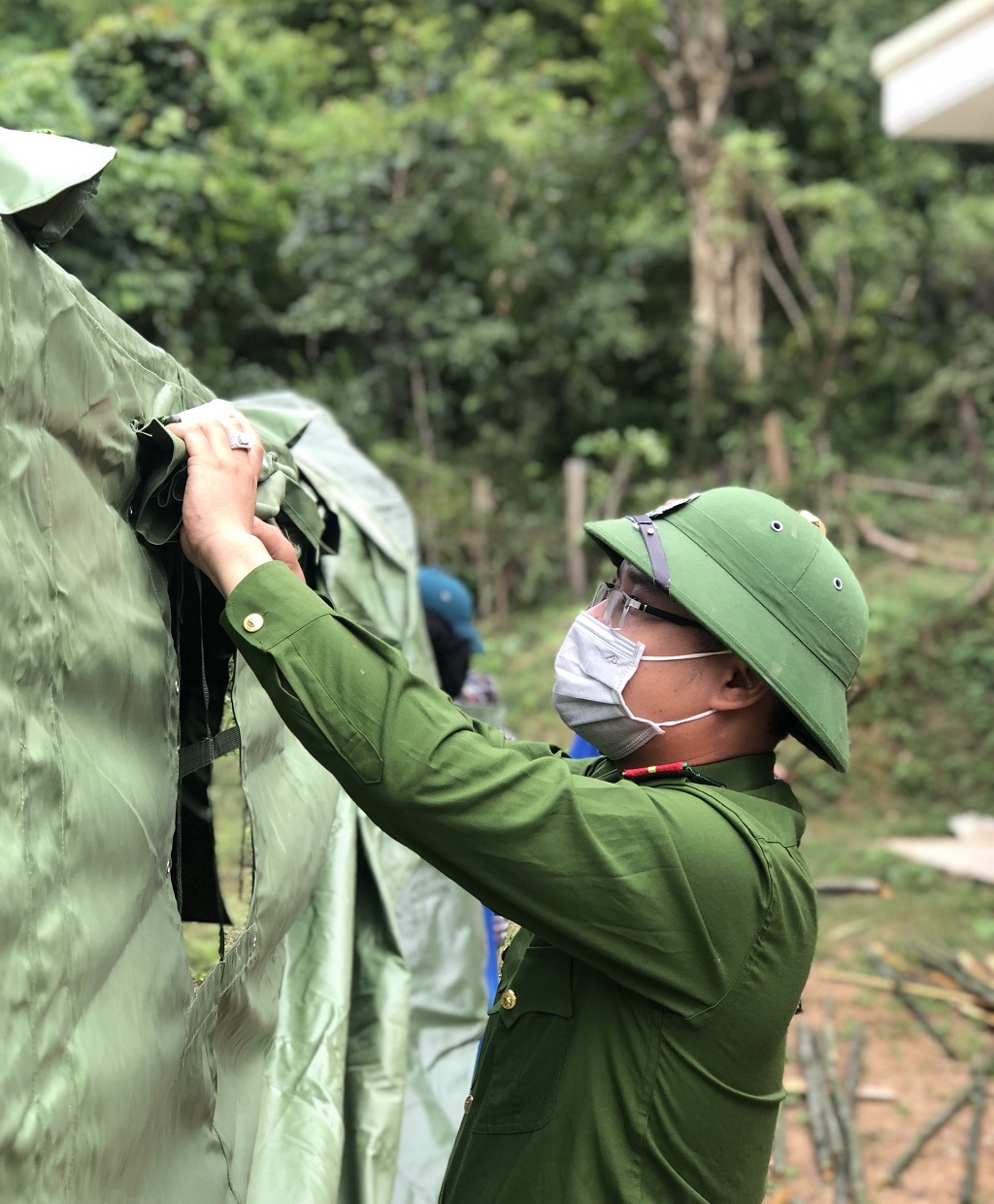 Cán bộ Công an xã Phà Đánh, huyện Kỳ Sơn “đội nắng, lội mưa” lập lán trại tại điểm cách ly Covid-19
