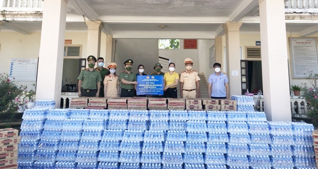 Đoàn trao quà cho đại diện chính quyền địa phương để trao đến tay người dân