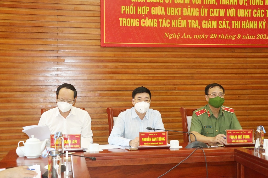 Các đồng chí chủ trì Hội nghị tại điểm cầu Công an Nghệ An. Ảnh: Xuân Bắc