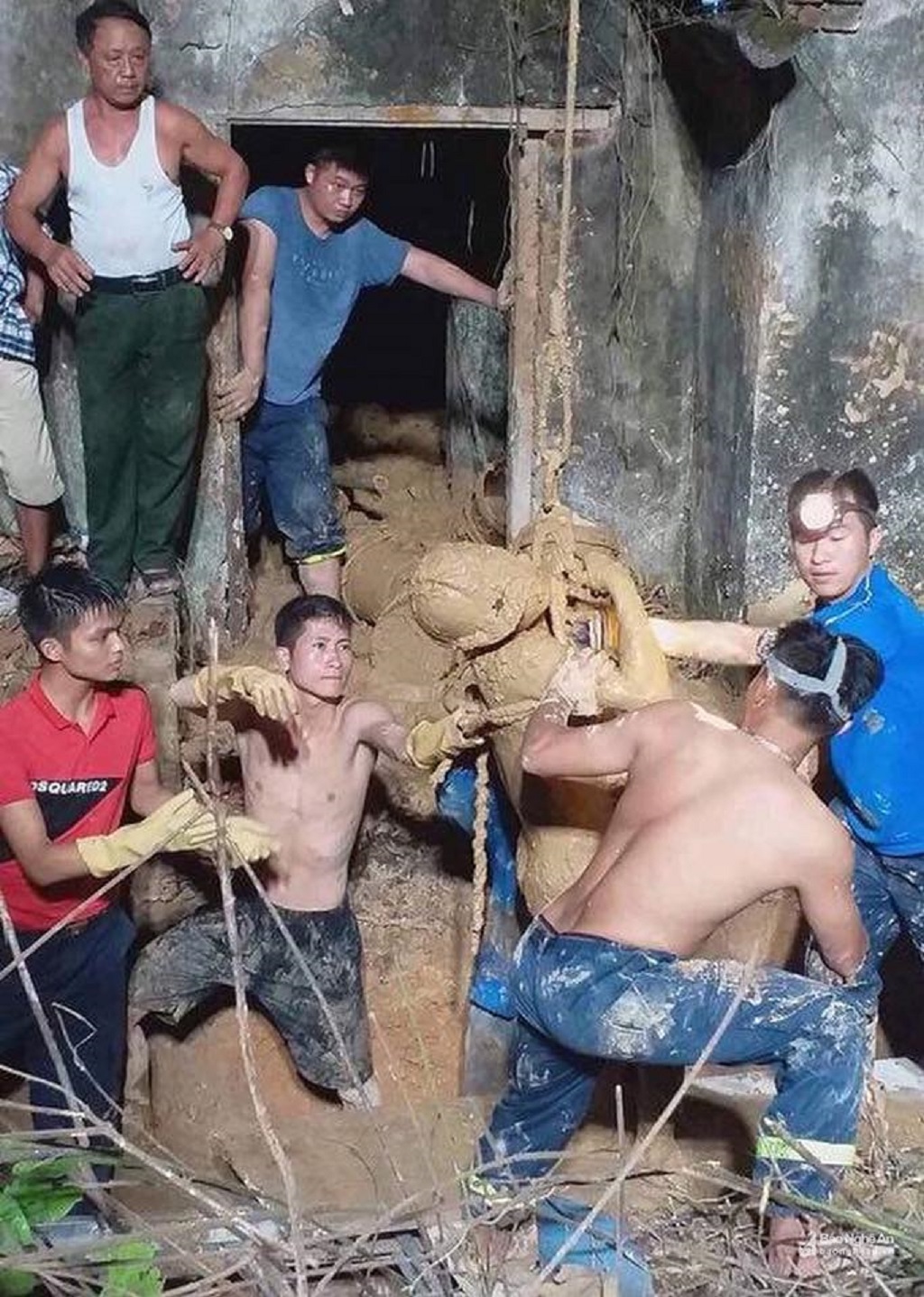 Với sự nỗ lực không mệt mỏi của cán bộ chiến sĩ, Phòng Cảnh sát PCCC&CNCH đã cứu được nạn nhân ra khỏi giếng bị sập tại huyện Thanh Chương (năm 2019)
