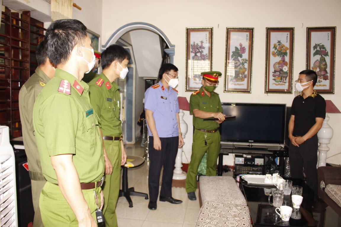 Cơ quan chức năng tống đạt quyết định khởi tố bị can Lê Hùng Cường