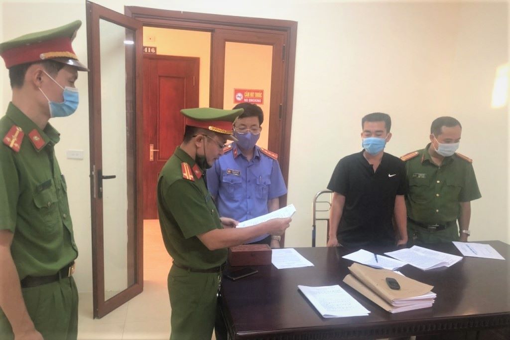 Cơ quan chức năng tống đạt quyết định khởi tố bị can Uông Lý Lâm