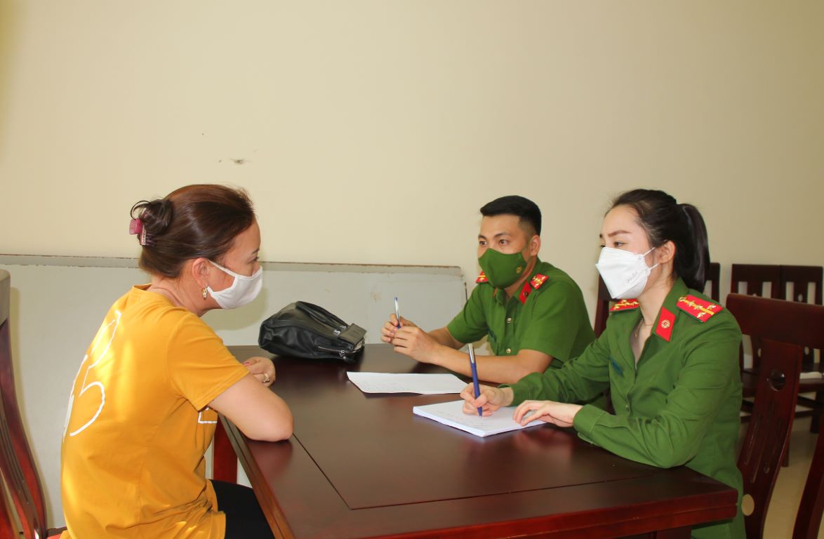 Cán bộ Phòng cảnh sát hình sự Công an Nghệ An lấy lời khai một đối tượng 