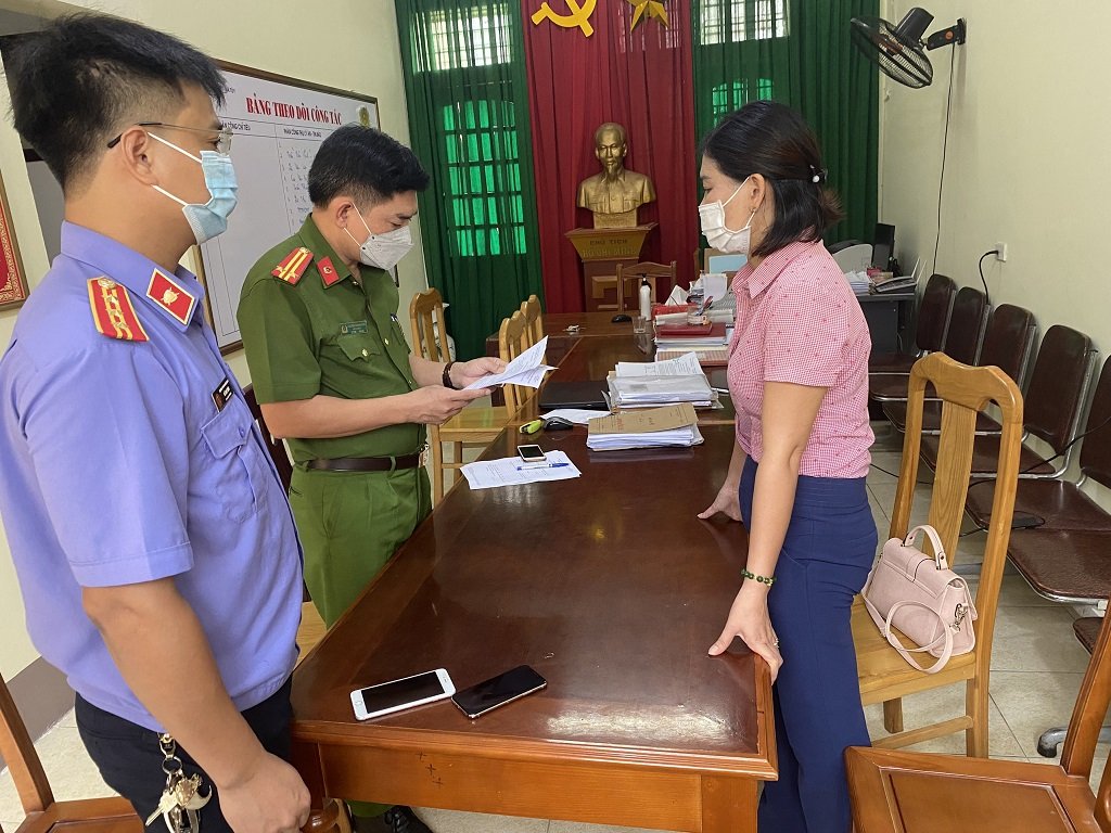 Cơ quan chức năng tống đạt quyết định khởi tố đối với các bị can: Nguyễn Bỉnh Khảng, Hoàng Văn Chắt (áo sọc trắng) và Chu Thị Ngọc